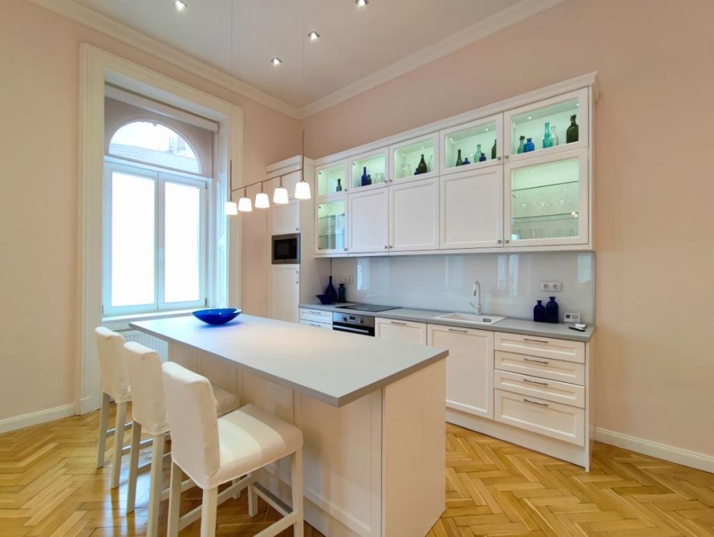 flat For rent 1053 Budapest, V.kerület Veres Pálné utca 125sqm 3 000 €/month Property image: 1